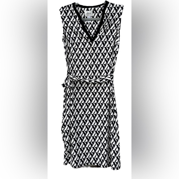 DM Collection Dresses & Skirts - DM Collection Black & White V Neck Geometric Print Dress